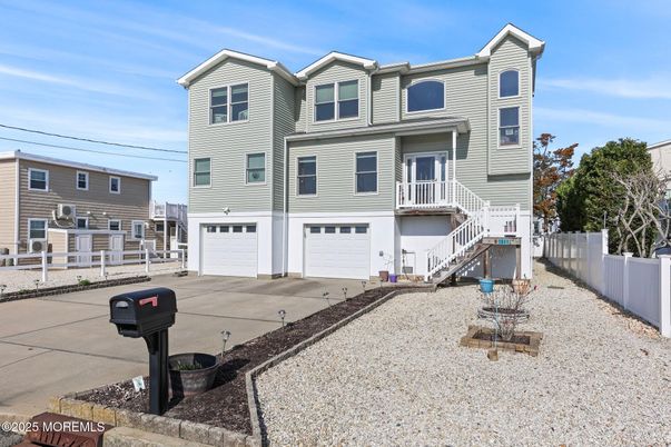 Attached, Exterior, Facade, Rowhouse