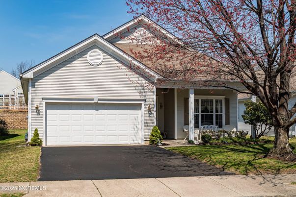 Attached, Exterior, Facade, American Craftsman