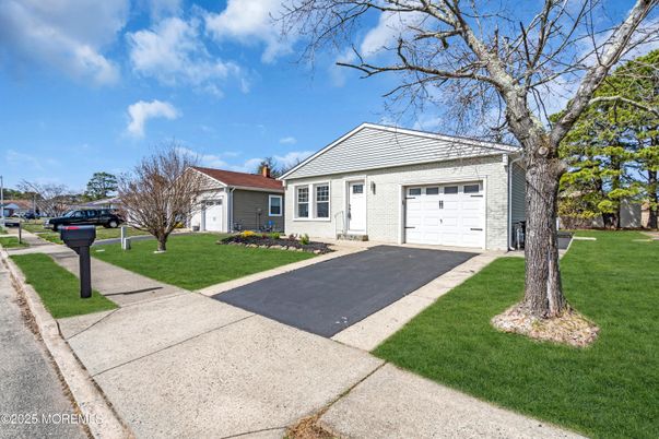 Attached, Exterior, Facade, Ranch