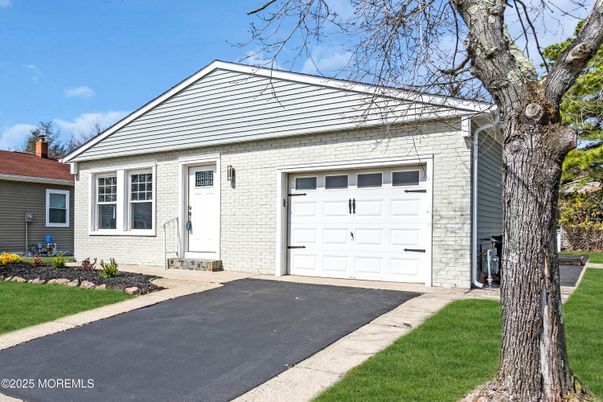 Attached, Exterior, Facade, Ranch