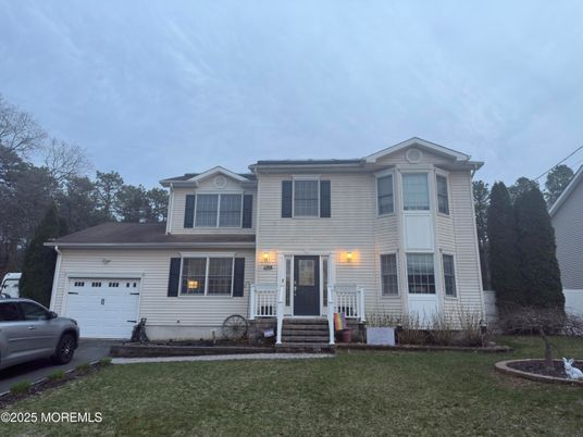 Attached, Exterior, Facade, Farmhouse
