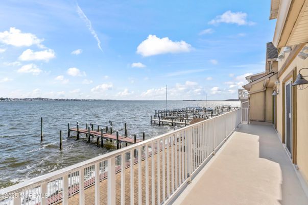 Exterior, Lake