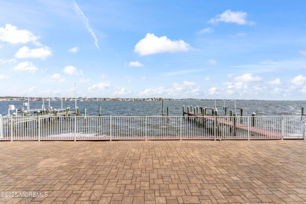 Exterior, Lake