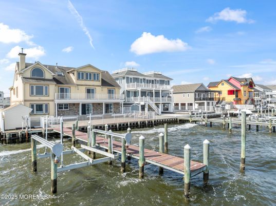 Exterior, Lake