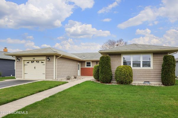 Attached, Exterior, Facade, Ranch