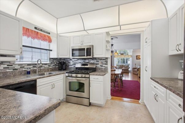 Dining room, Interior, Kitchen, Pendant Lights, Stainless Steel Appliances