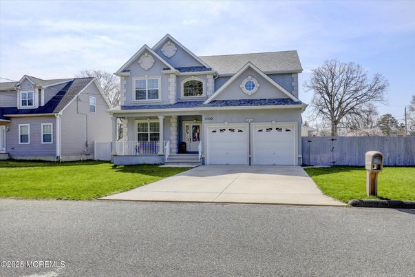 Attached, Exterior, Facade, Farmhouse
