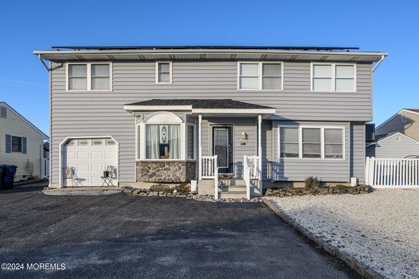 Attached, Exterior, Facade, Raised Ranch