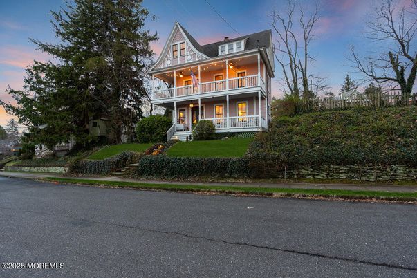 Exterior, Facade, Queen Anne Victorian