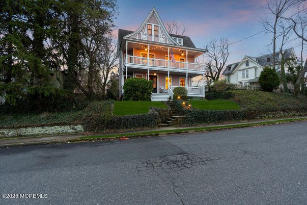 Exterior, Facade, Queen Anne Victorian
