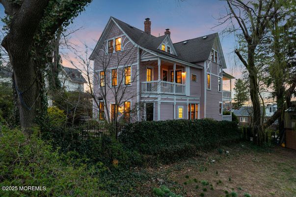 Backyard, Exterior, Facade, Queen Anne Victorian