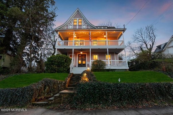 Exterior, Facade, Queen Anne Victorian