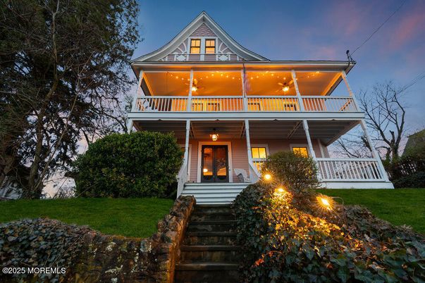 Exterior, Facade, Queen Anne Victorian