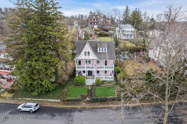 Exterior, Facade, Queen Anne Victorian