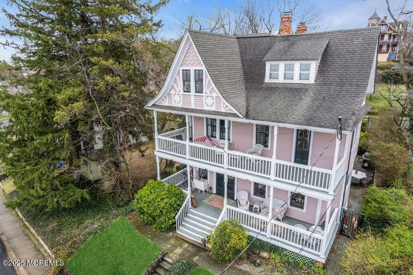 Exterior, Facade, Queen Anne Victorian