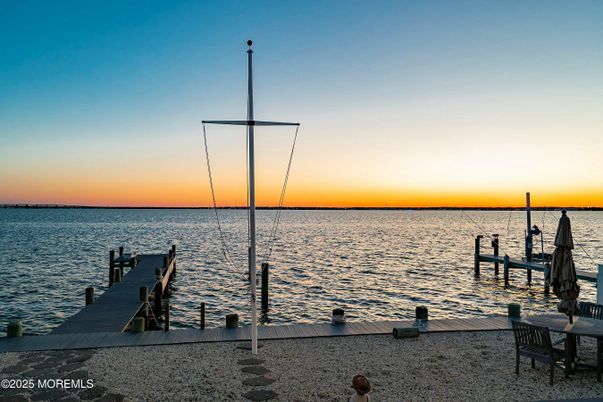 Exterior, Lake