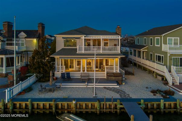Exterior, Lake