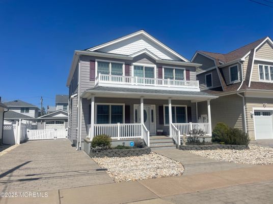 Attached, Exterior, Facade, Queen Anne Victorian