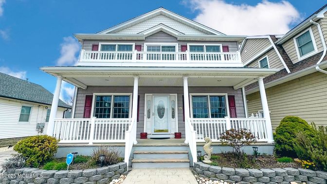Exterior, Facade, Queen Anne Victorian