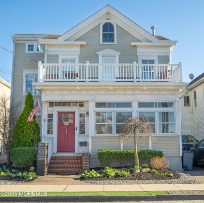 Exterior, Facade, Queen Anne Victorian
