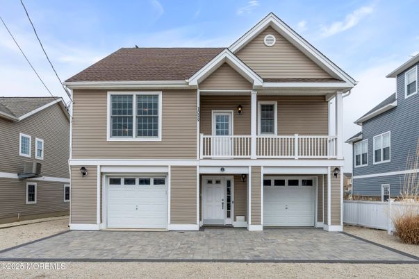 Attached, Exterior, Facade, American Craftsman