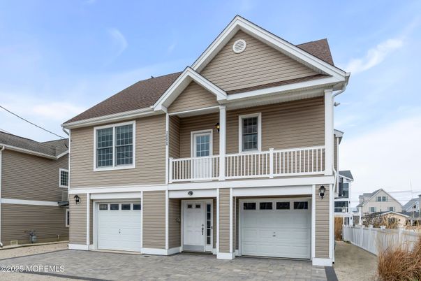 Attached, Exterior, Facade, American Craftsman