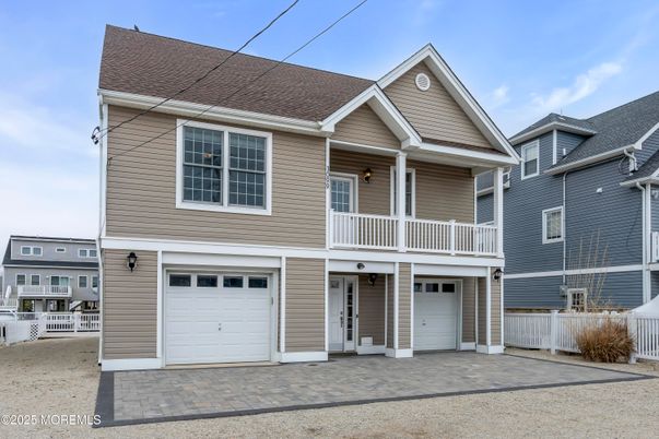 Attached, Exterior, Facade, Rowhouse
