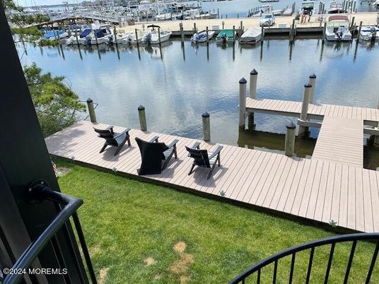Exterior, Lake