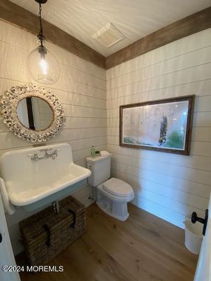 Bathroom, Interior, Pendant Lights, Wood Texture Flooring