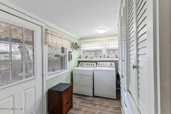 Interior, Washer, Wood Texture Flooring