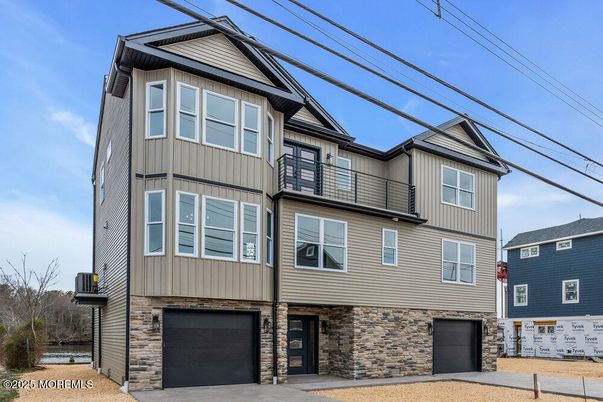 Attached, Exterior, Facade, Rowhouse