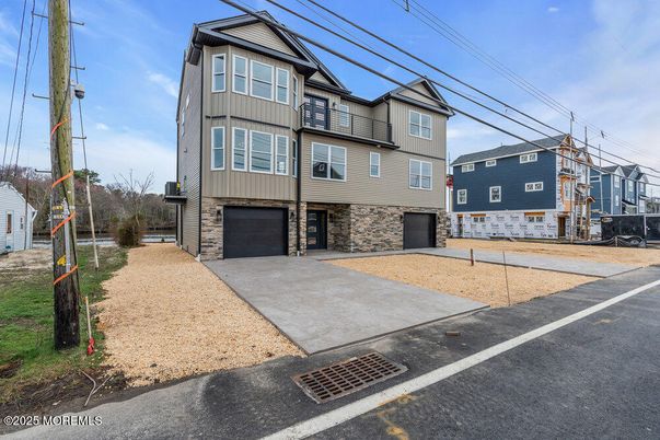 Attached, Exterior, Facade, Rowhouse