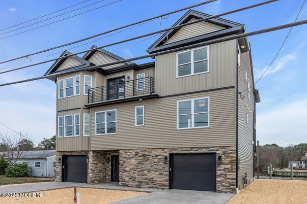 Attached, Exterior, Facade, Rowhouse