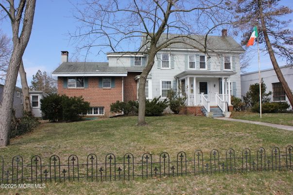 Exterior, Facade, Brick Facade, Georgian