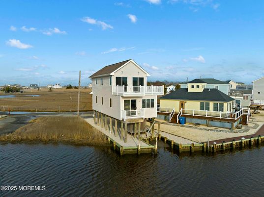 Exterior, Lake
