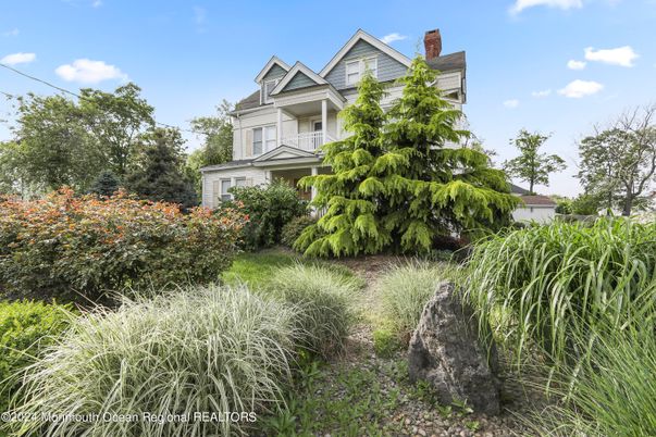 Exterior, Facade, Queen Anne Victorian