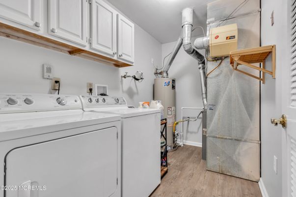 Interior, Utility Closets, Washer, Wood Texture Flooring