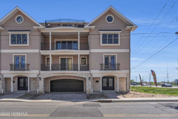 Attached, Exterior, Facade, Rowhouse