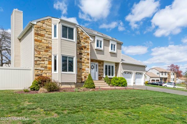 Attached, Exterior, Facade, Cape Cod
