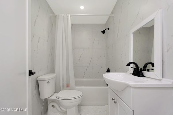 Bathroom, Interior, Marble, Marble Walls, Recessed Lighting