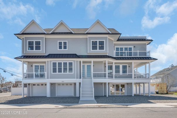 Attached, Exterior, Facade, Queen Anne Victorian