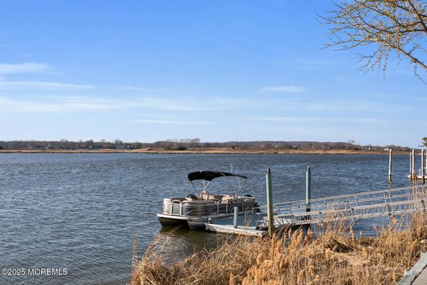 Exterior, Lake