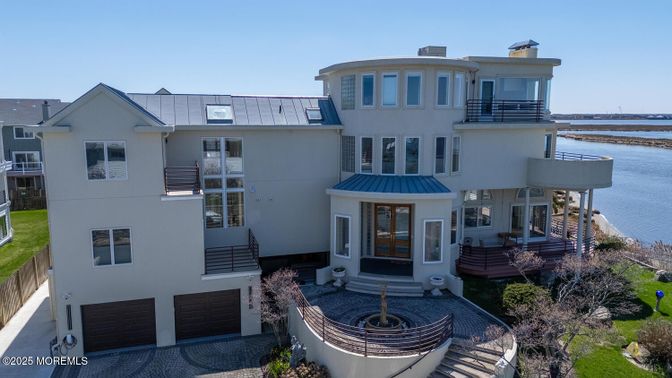 Attached, Exterior, Facade, Water, Modern
