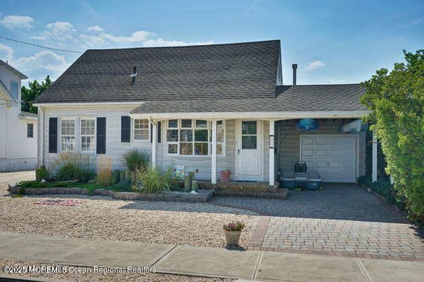 Attached, Exterior, Facade, Cape Cod