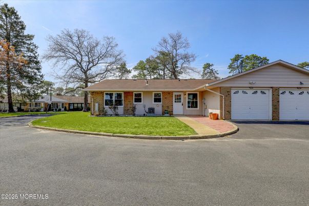 Attached, Exterior, Facade, Ranch