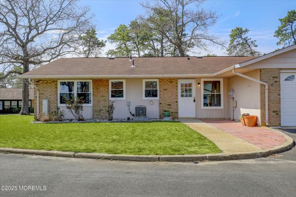 Exterior, Facade, Brick Facade, Ranch