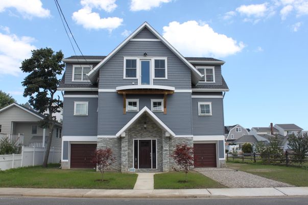 Attached, Exterior, Facade, Queen Anne Victorian