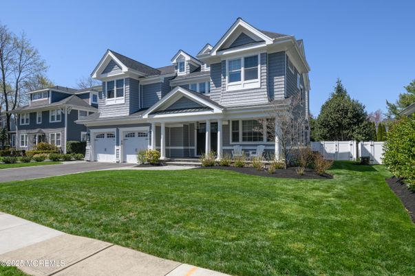 Attached, Exterior, Facade, Queen Anne Victorian