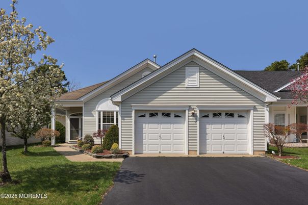 Attached, Exterior, Facade, Ranch