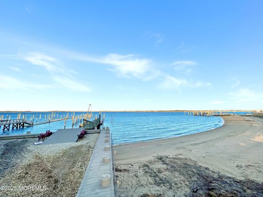 Exterior, Lake